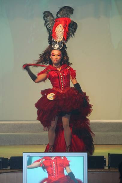 2011年經國盃創意彩妝造型競賽-主題:現代角色巴洛克(說明:以大量蕾絲和蝴蝶結，加上特別的頭飾做變化，創造出新巴洛克。)