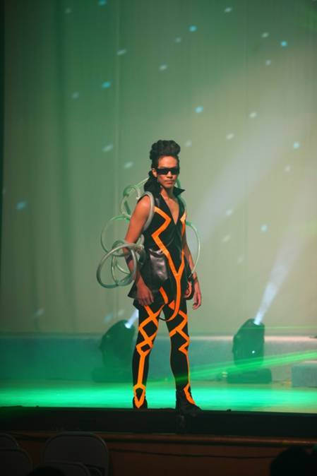 2011年經國盃創意彩妝造型競賽-主題:蛻變─巴洛克(說明:Vivi tone的跳tone色設；幾何圖形與鮮豔視覺感，呈現POP 藝術的活潑風情。)
