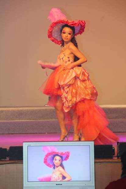 2011年經國盃創意彩妝造型競賽-主題:Spring Pink(說明:利用粉紅色系來傳達巴洛克的春天氣息，營造出貴族春遊享樂的悠閒。)