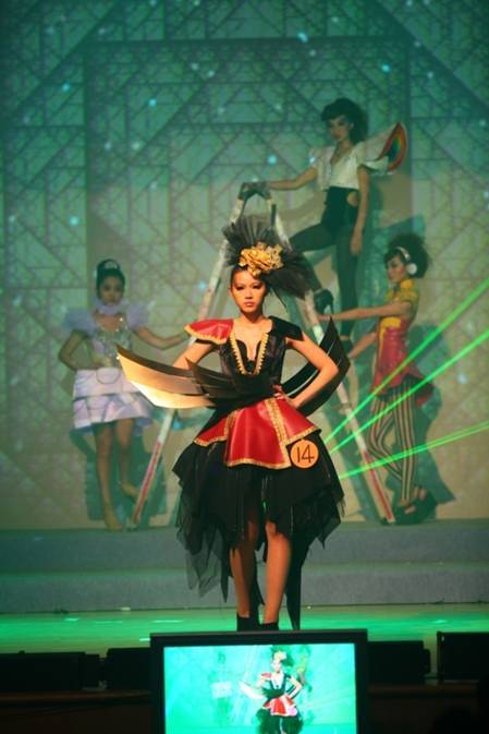 2011年經國盃創意彩妝造型競賽-主題:紫醉金迷(說明:洛可可代表人物之一的”龐巴杜夫人”為創作概念，打造紙醉金迷般的低調奢華。)