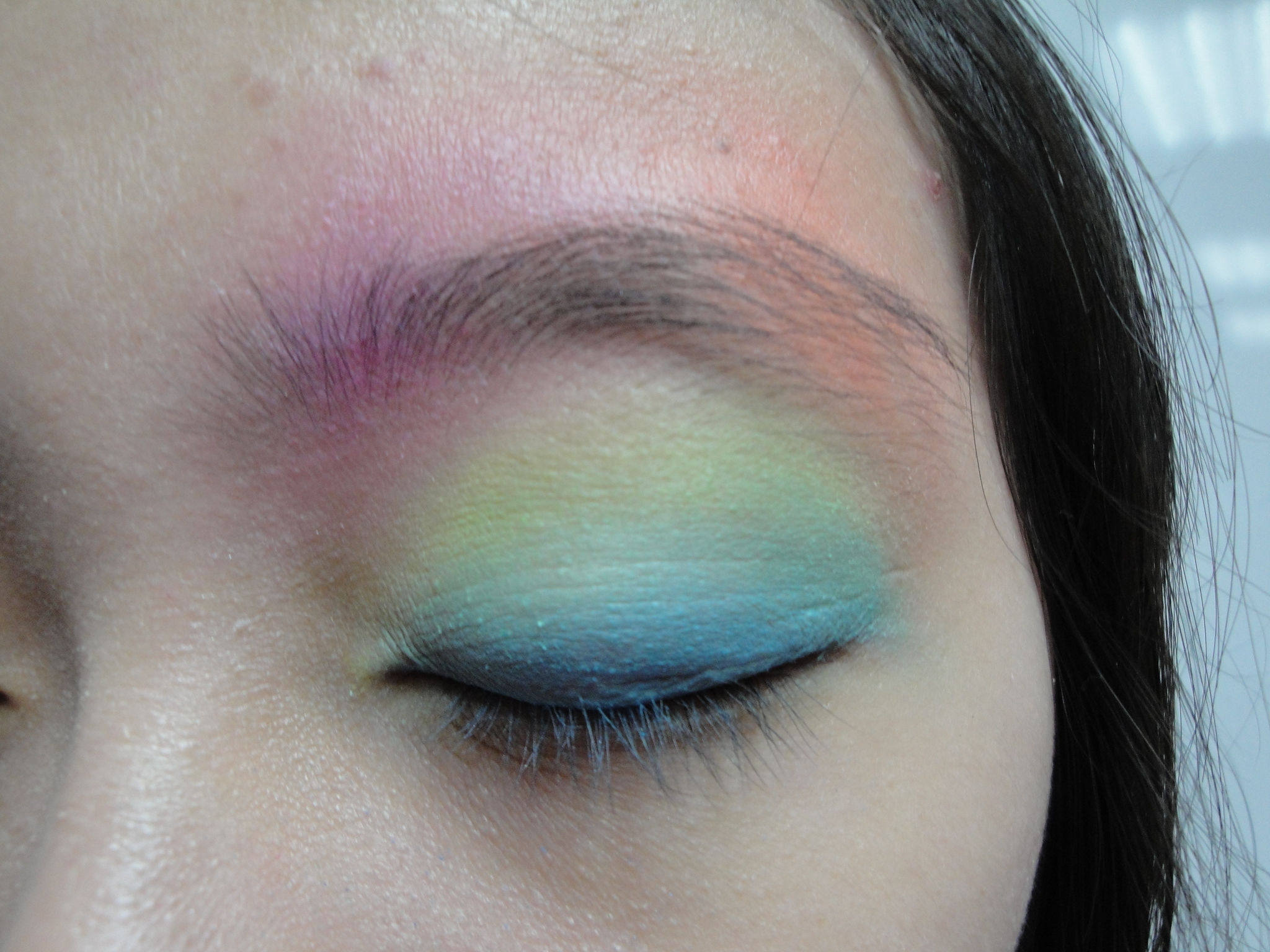 2010年國中技藝-眼妝以藍、綠、黃、橘、粉顏色堆疊至眉毛，用漸層方式呈現。
