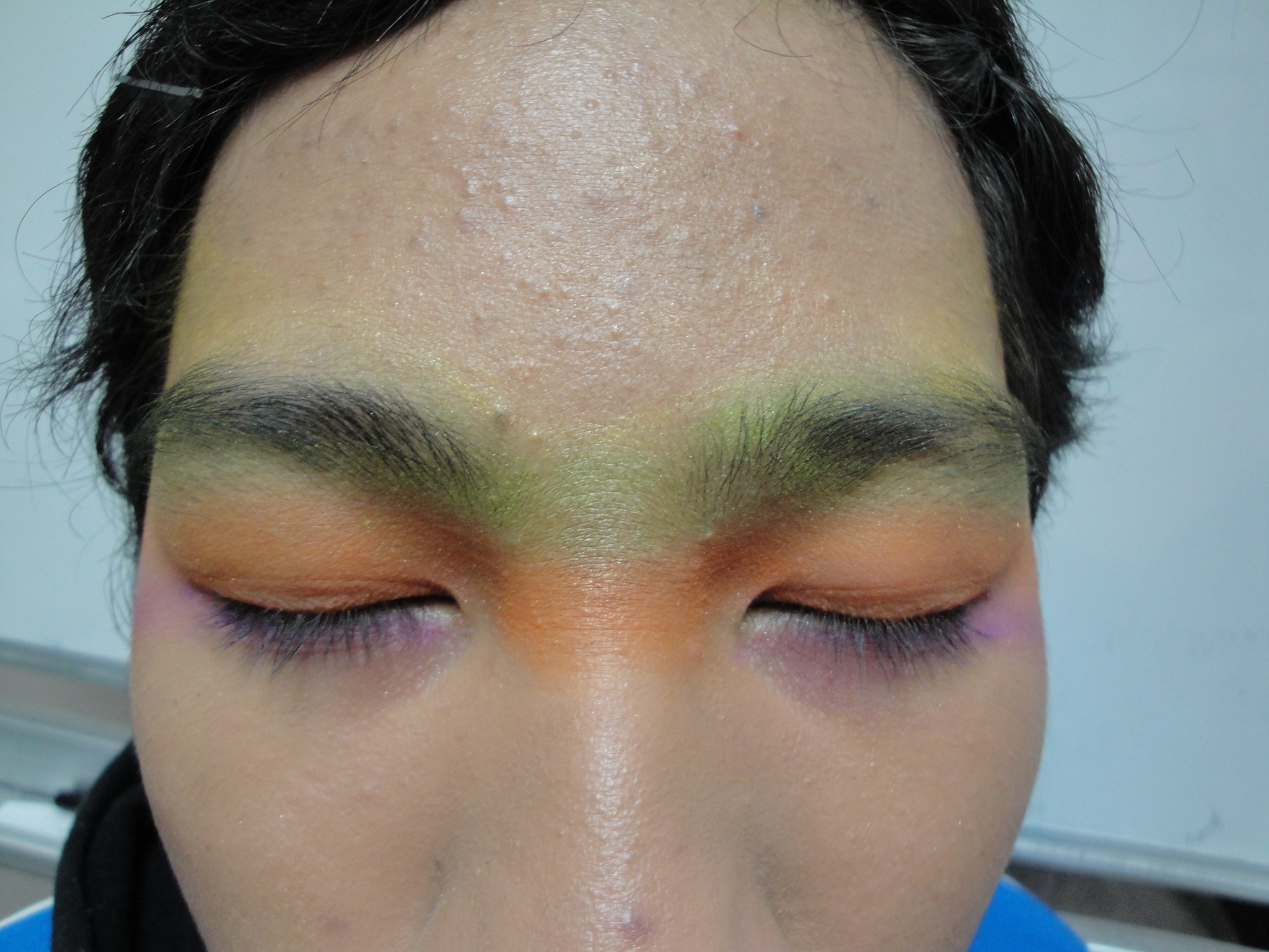 2010年國中技藝-眼妝以紫、橘、綠堆疊至眉毛，用漸層方式呈現。