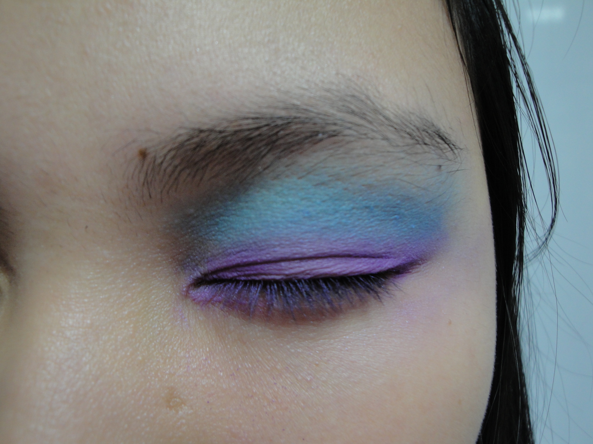2010年國中技藝-眼妝以紫、藍堆疊，用漸層方式呈現。