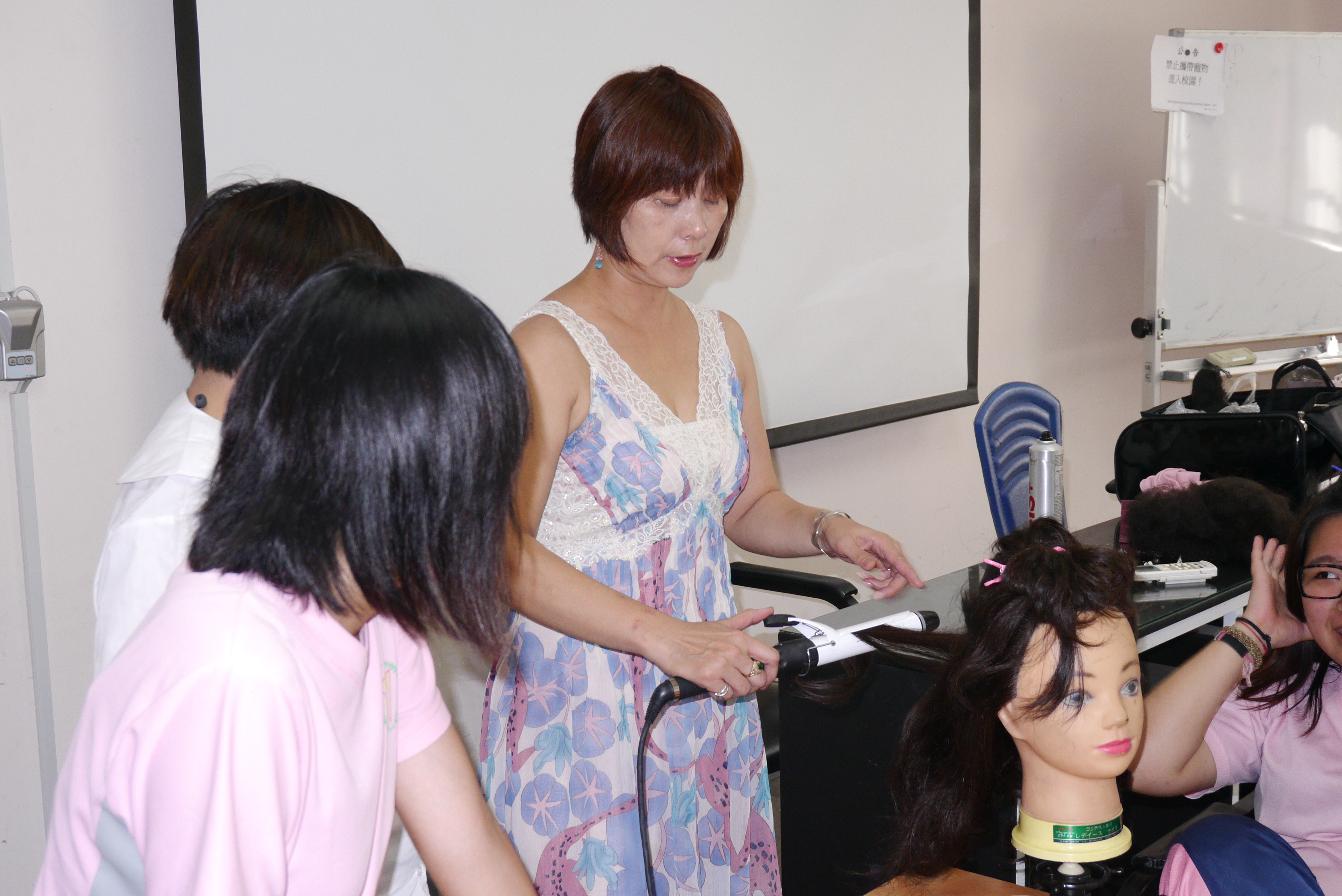 2012年7月12日產學攜手專班光隆-老師用離子夾教學生使用方法，髮尾有捲度，做成造型。